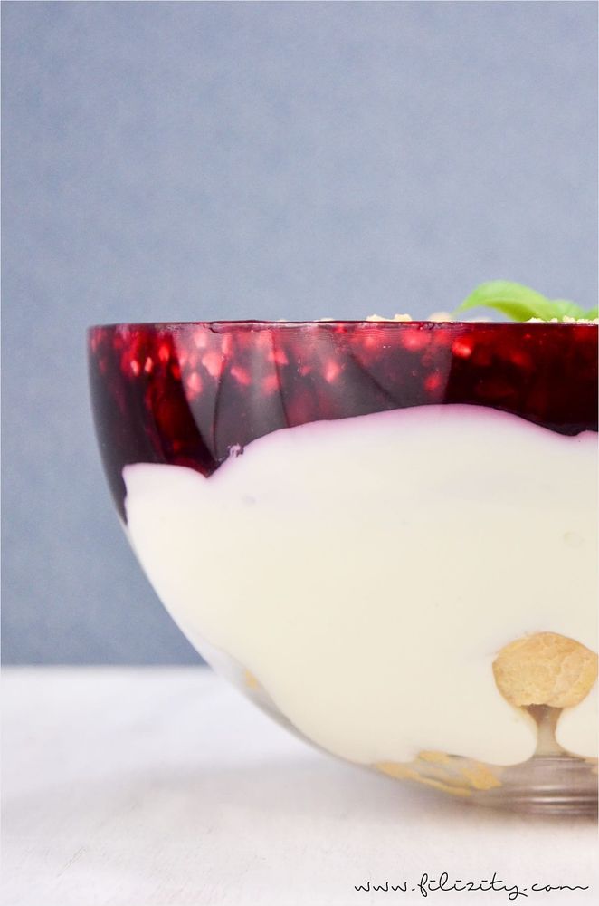 Rezeptbild: Windbeutel-Schicht-Dessert mit roter Grütze
