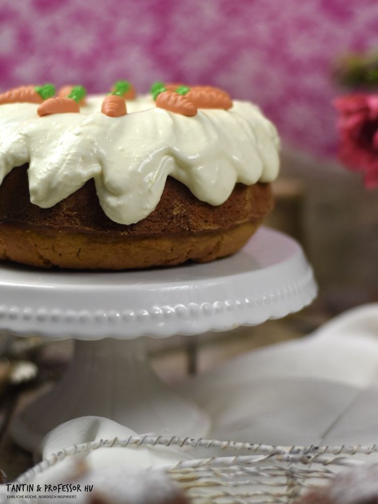 Rezeptbild: Apfel-Möhren-Gugelhupf mit Frischkäse-Frosting