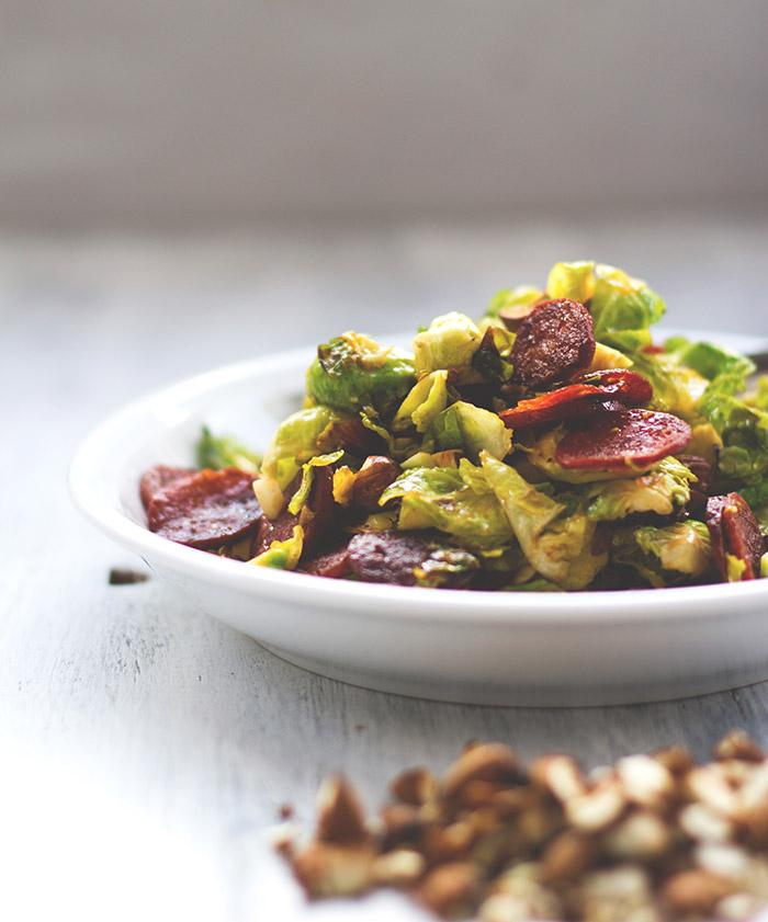 Rezeptbild: Rosenkohlsalat mit knuspriger Chorizo und gerösteten Mandeln