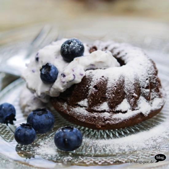 Rezeptbild: Mini-Schoko-Gugls mit Heidelbeersahne, vegan