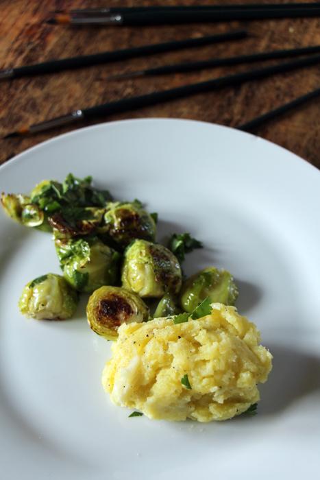 Rezeptbild: Ofen-Rosenkohl mit Kartoffel-Petersilwurzel-Pürree