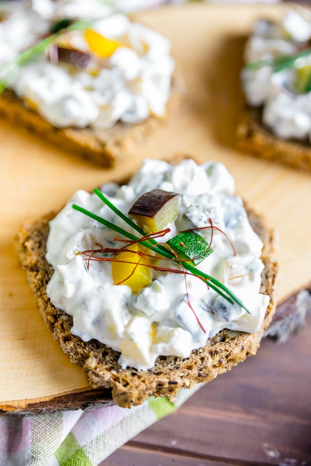Rezeptbild: Brotaufstrich mit Ricotta und gegrilltem Gemüse