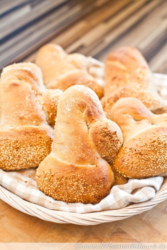 Rezeptbild: Dinkelbrötchen als Nikolaus-Mützen