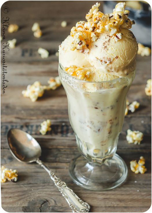 Rezeptbild:  Fior-di-Latte-Eiscreme mit karamellisiertem Speck und gesalzenem Karamellpopcorn