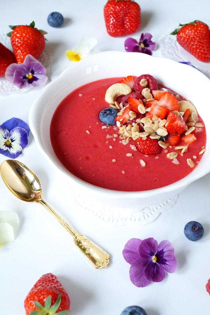 Rezeptbild: Pink Smoothie Bowl mit Zimt Kokos Haferflocken 