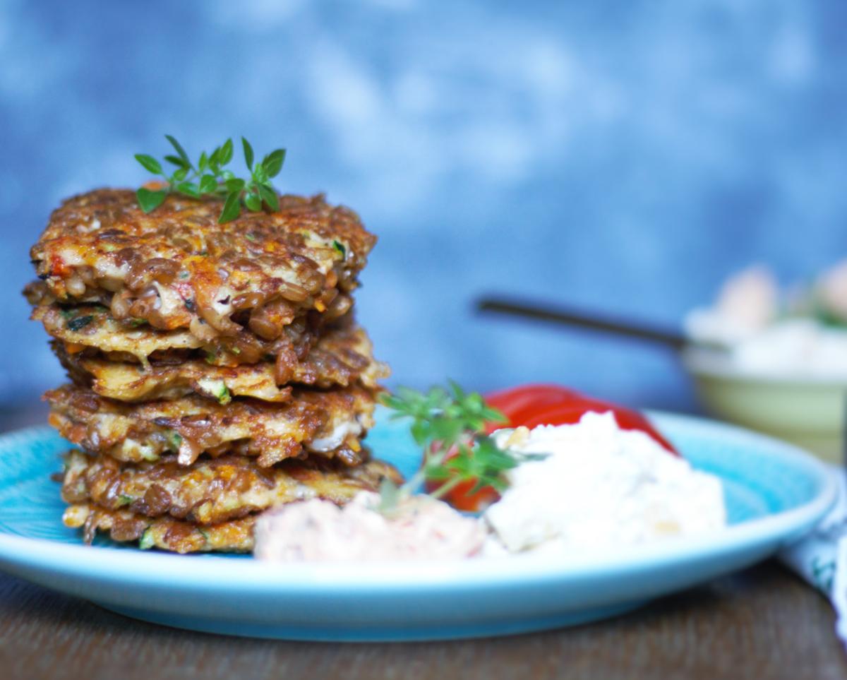 Rezeptbild: Grünkernbratlinge mit Minzdip