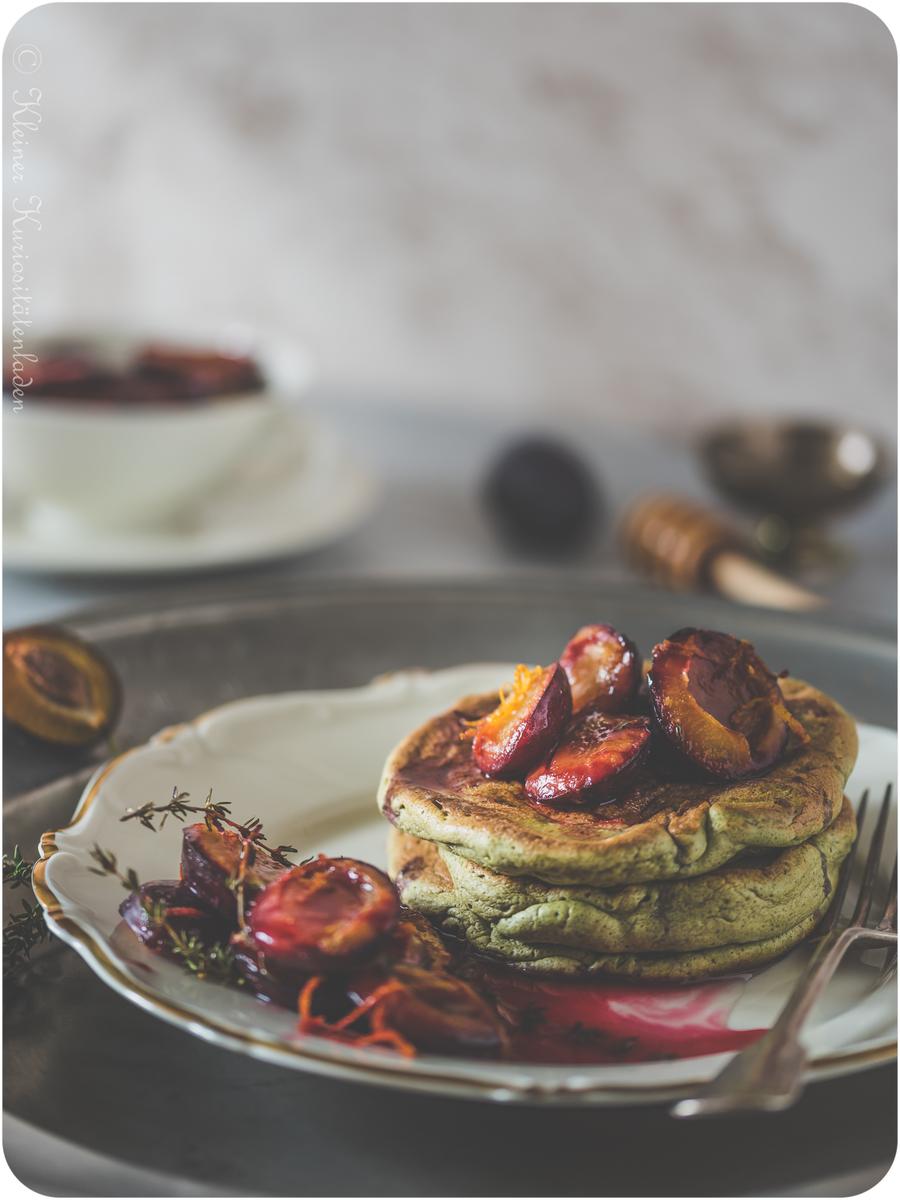 Rezeptbild: Japanische Matcha-Soufflépfannkuchen mit ofengerösteten Thymian-Pflaumen