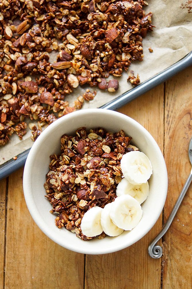 Rezeptbild: Knuspriges Gerste Granola mit Mandeln und dunkler Schokolade