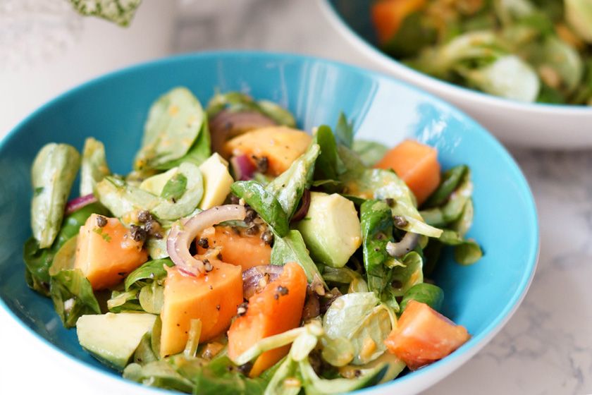 Rezeptbild: Avocado Salat mit Papaya und roten Zwiebeln