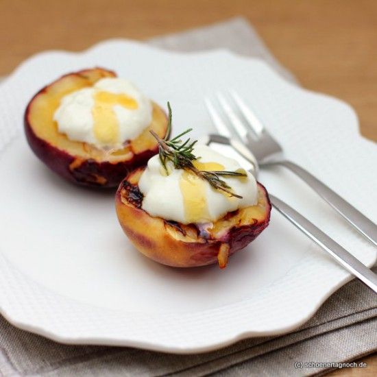 Rezeptbild: Gebackene Pfirsiche mit Rosmarinhonig