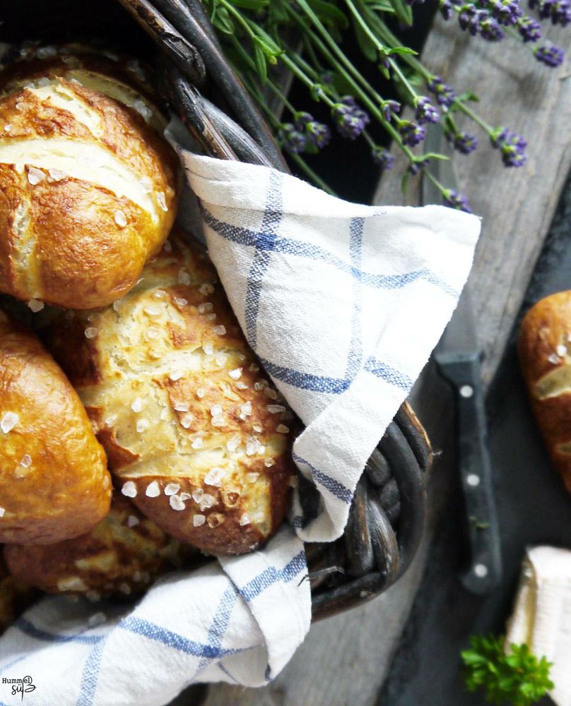 Rezeptbild: Homemade Laugenbrötchen, mit Zucchini-Hack Füllung