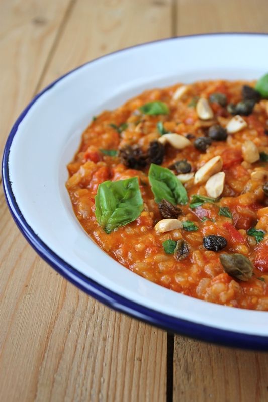 Rezeptbild: Tomatenrisotto mit Erdnüssen und frittierten Kapern