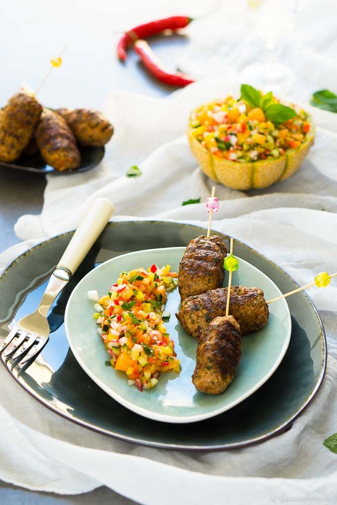 Rezeptbild: Orientalische Hackfleisch-Spießchen mit Melonen-Salsa