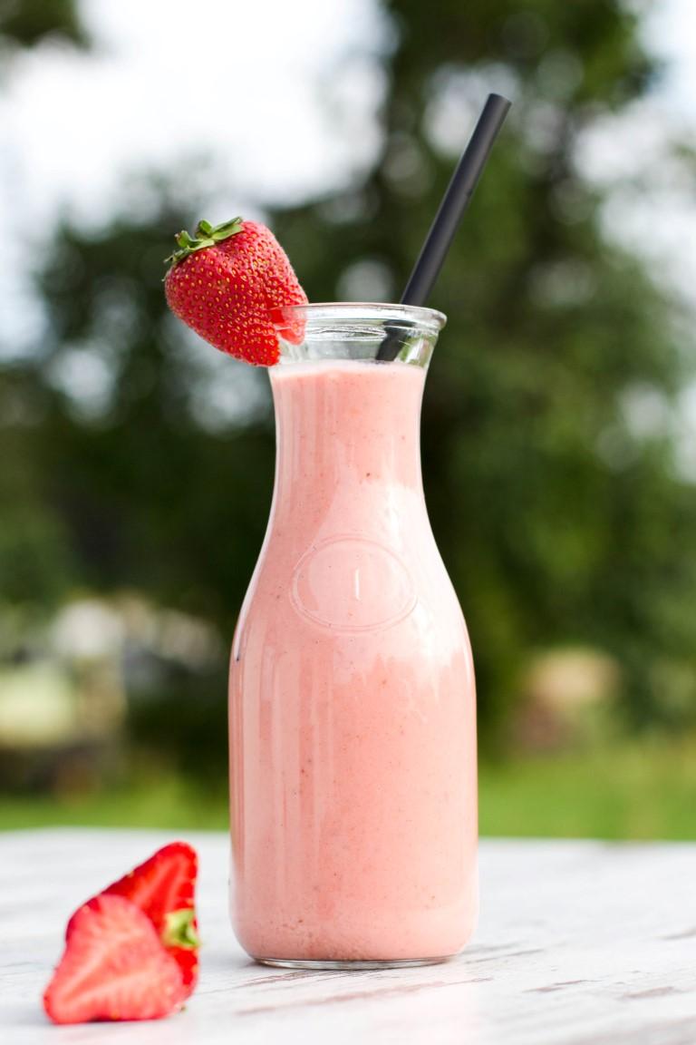 Rezeptbild: ERDBEER-RHABARBER-SHAKE
