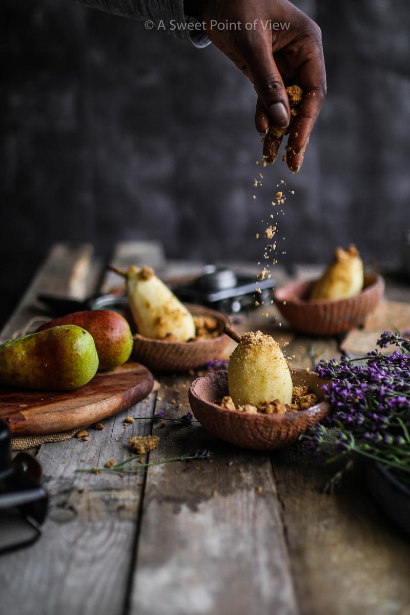Rezeptbild: LAVENDEL POCHIERTE BIRNEN MIT STREUSEL