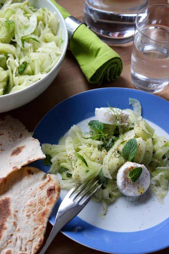Rezeptbild: Fenchelsalat mit Melone, Minze, Ziegenkäse und Naan-Brot