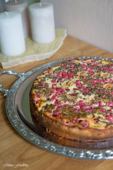 Rezeptbild: Vollkorn-Aprikosentorte mit Johannisbeeren und Lavendel