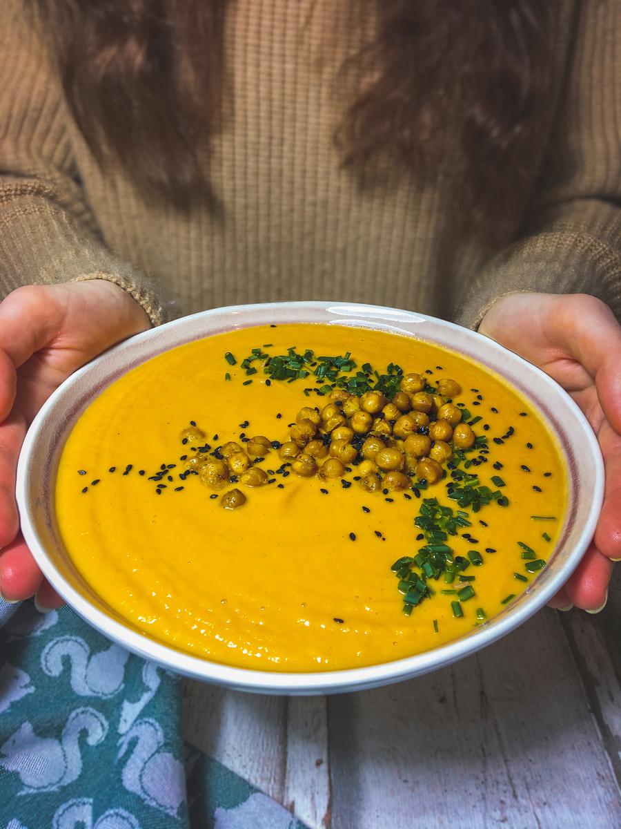 Rezeptbild: Karotten-Süßkartoffelsuppe mit gebackenen Kichererbsen