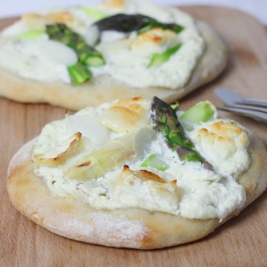 Rezeptbild: Pizza mit Ziegenfrischkäse und zweierlei Spargel