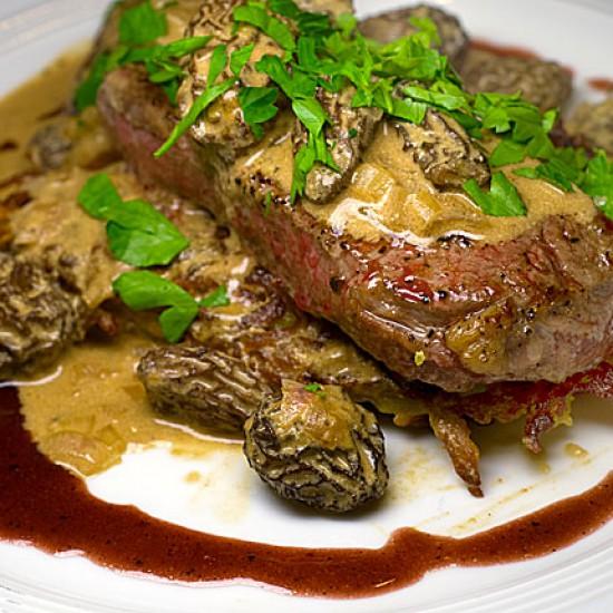 Rezeptbild: Rindersteak auf Rösti, unter Morchelragout, an Portweinsauce