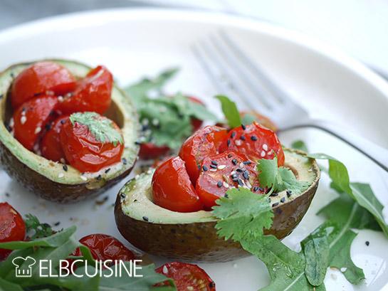 Rezeptbild: Ofenzauber: Gebackene Avocado – eine rot-grüne Vitaminbombe!