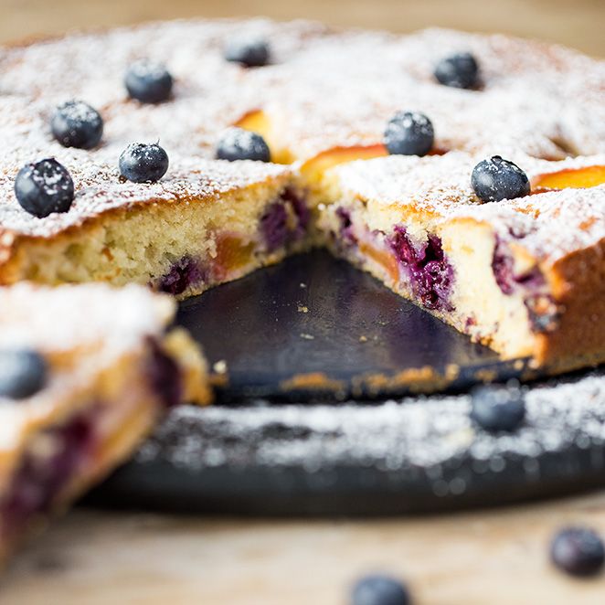 Rezeptbild: Joghurt-Tarte mit Pfirsichen und Blaubeeren