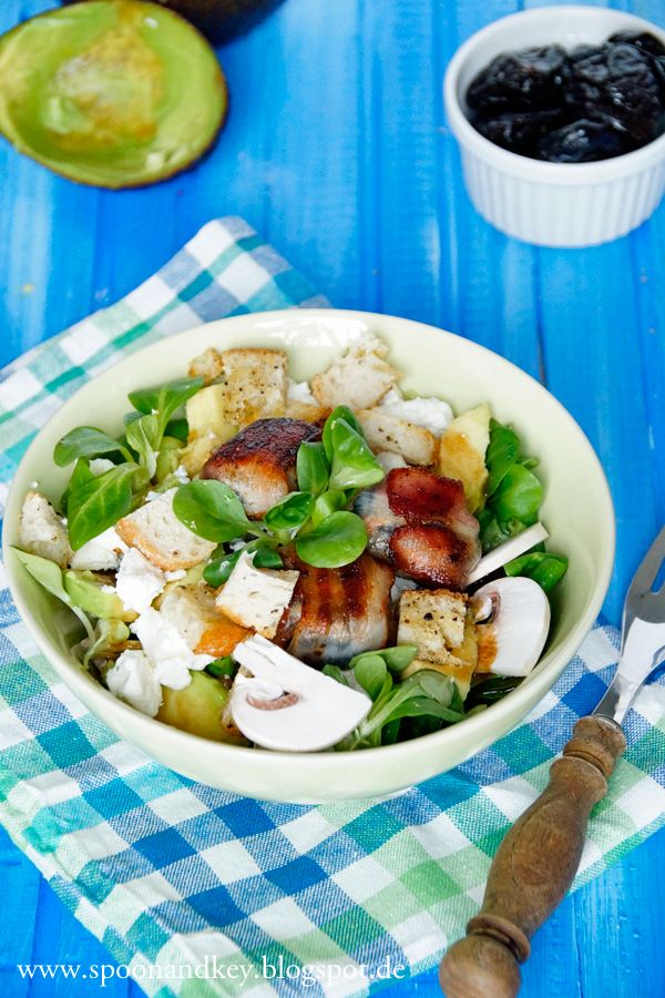 Rezeptbild: Wintersalat mit getrockneten Pflaumen im Speckmantel