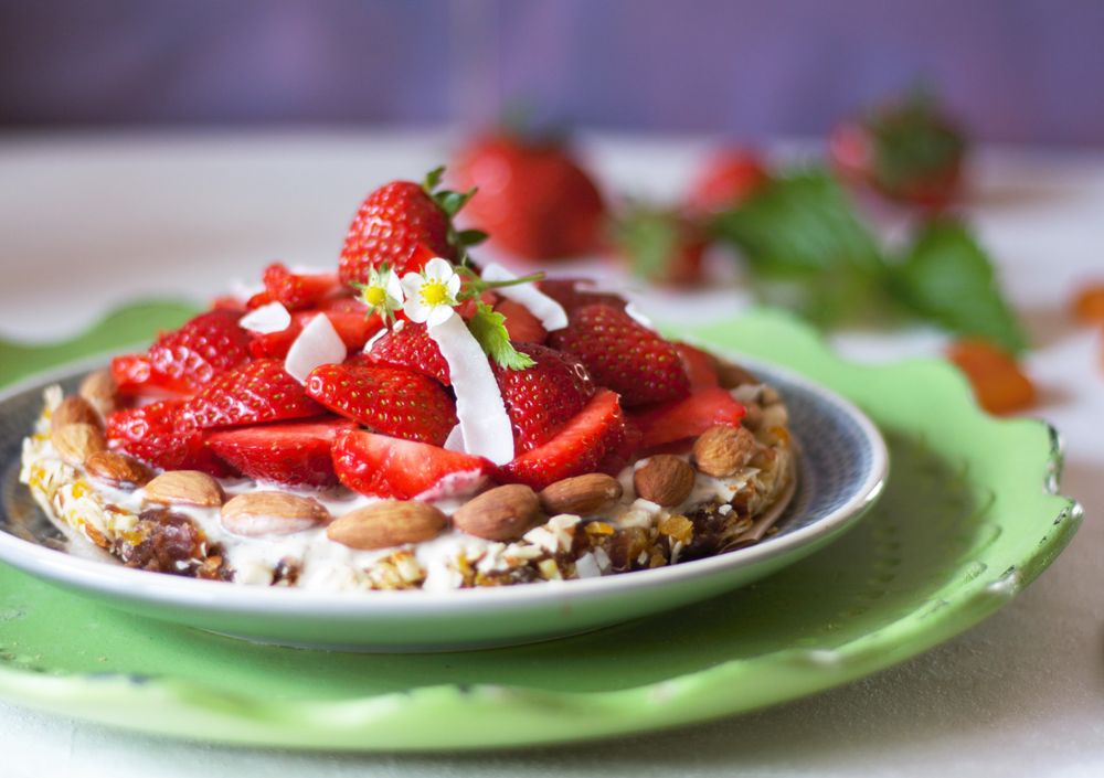 Rezeptbild: Erdbeerkuchen mit Trockenfrüchten und Mandeln ohne Backen