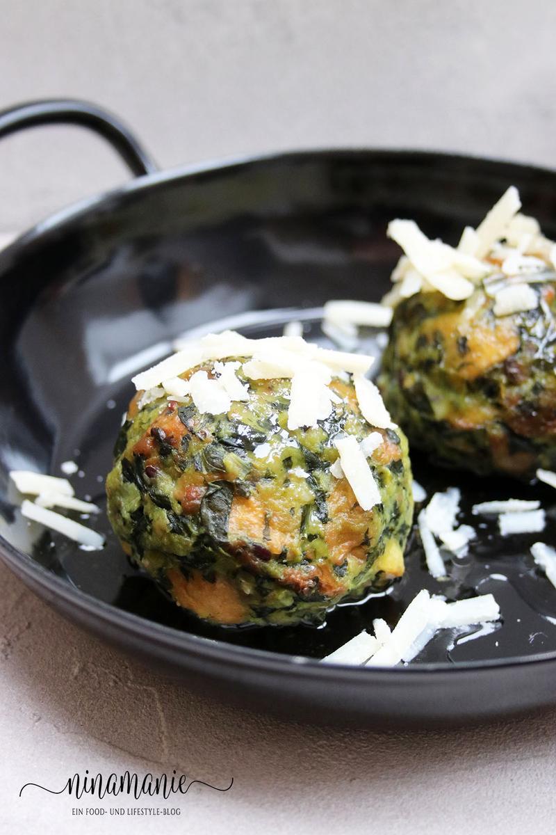 Rezeptbild: Spinatknödel mit zerlassener Butter und Parmesan