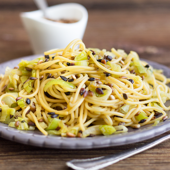 Rezeptbild: Spaghettisalat mit Lauch und Kernen