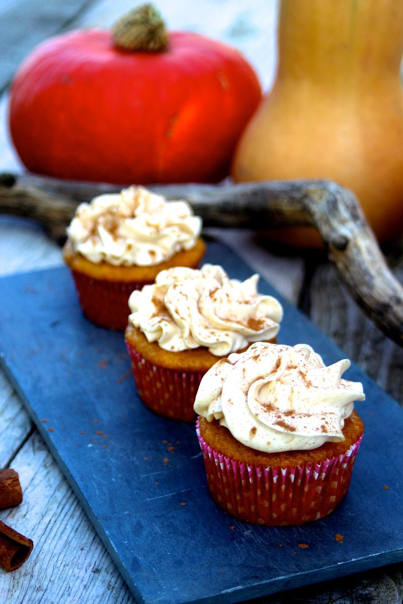 Rezeptbild: Gewürzkürbis-Cupcakes mit Zimt-Frischkäse-Frosting