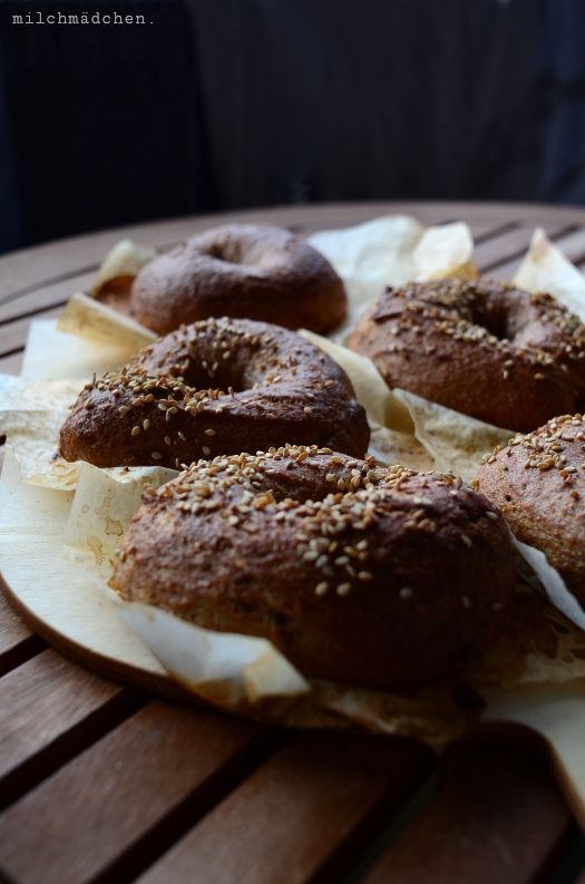 Rezeptbild: Pumpernickel Bagels mit Sauerteig & Übernacht-Gare