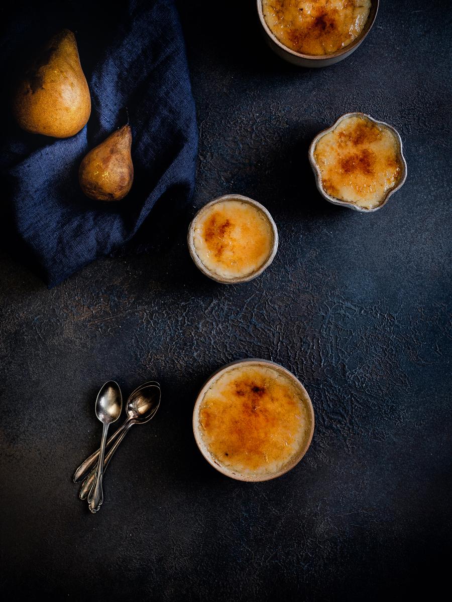 Rezeptbild: Vegane Crème brûlée mit Birne, Vanille & Kardamom