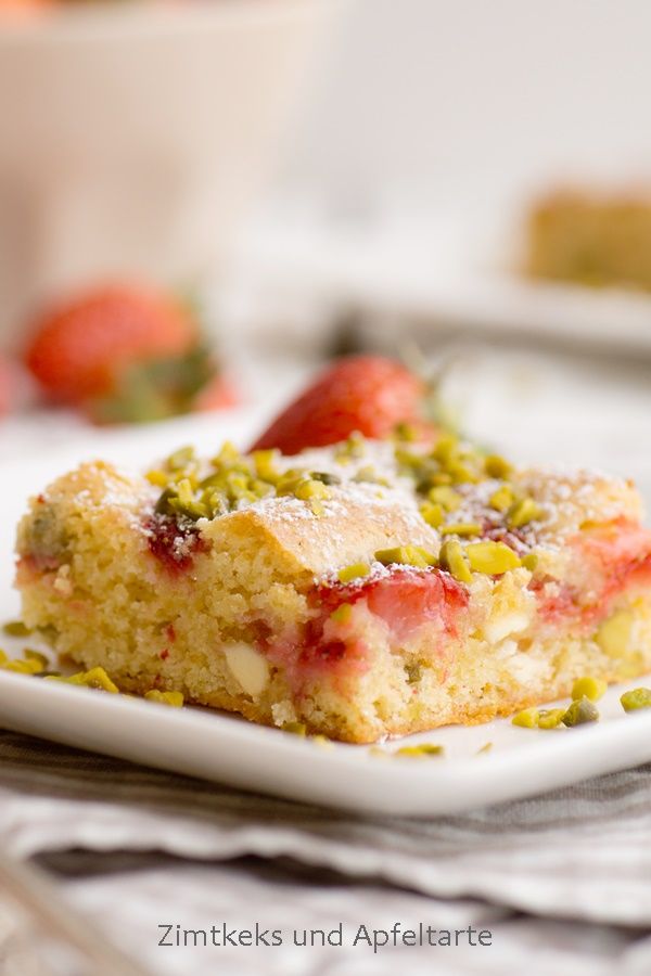 Rezeptbild: Blondies mit Erdbeeren und Pistazien