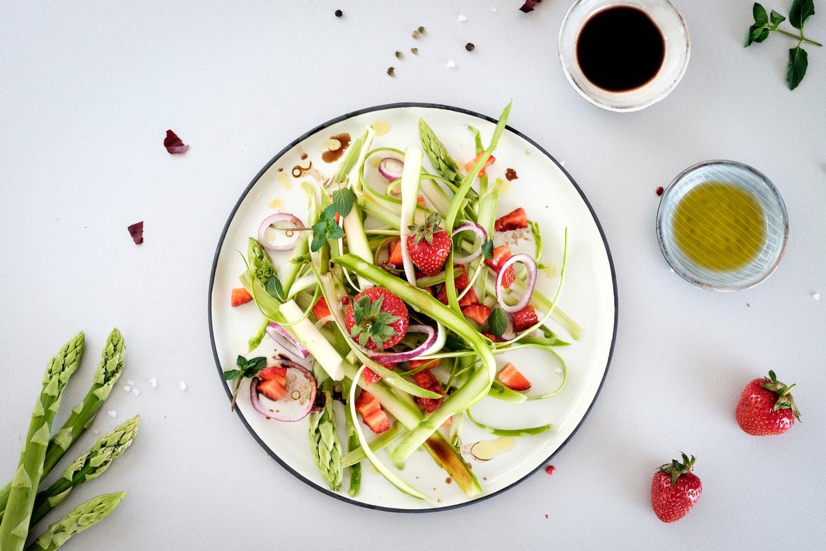 Rezeptbild: Spargel-Erdbeer-Salat