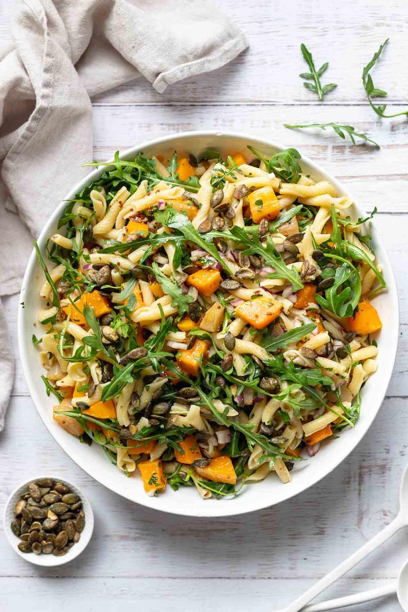 Rezeptbild: Herbstlicher Nudelsalat mit geröstetem Kürbis