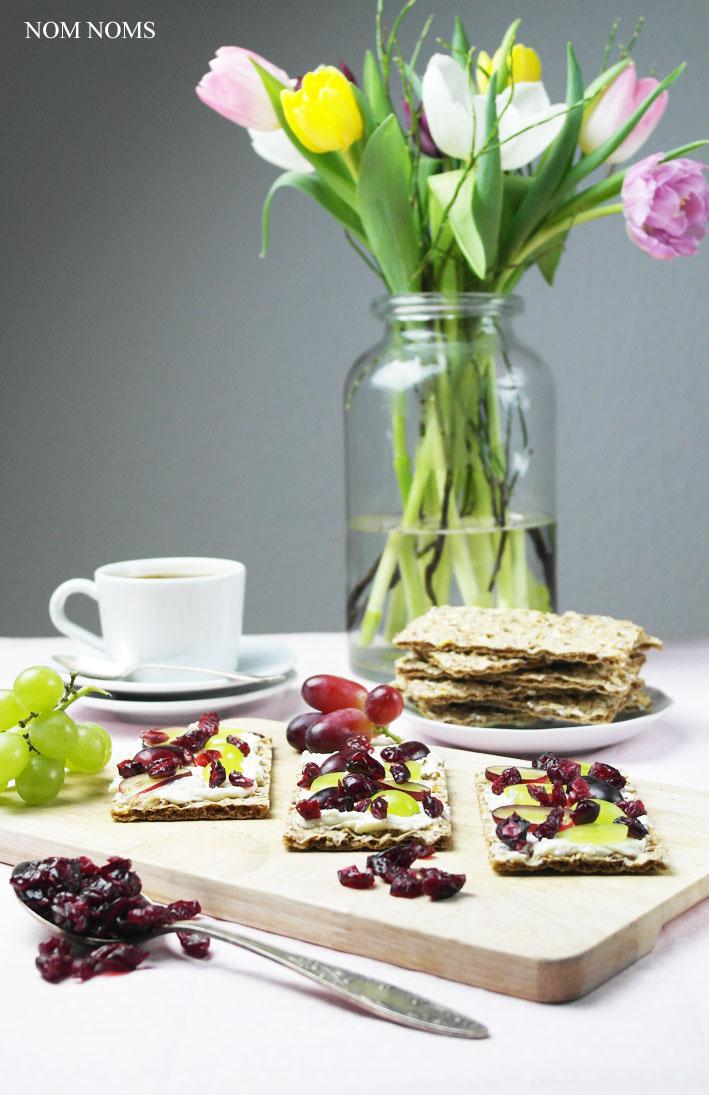 Rezeptbild: Knäckebrot im Ziegenfrischkäse, Weintrauben und Cranberries