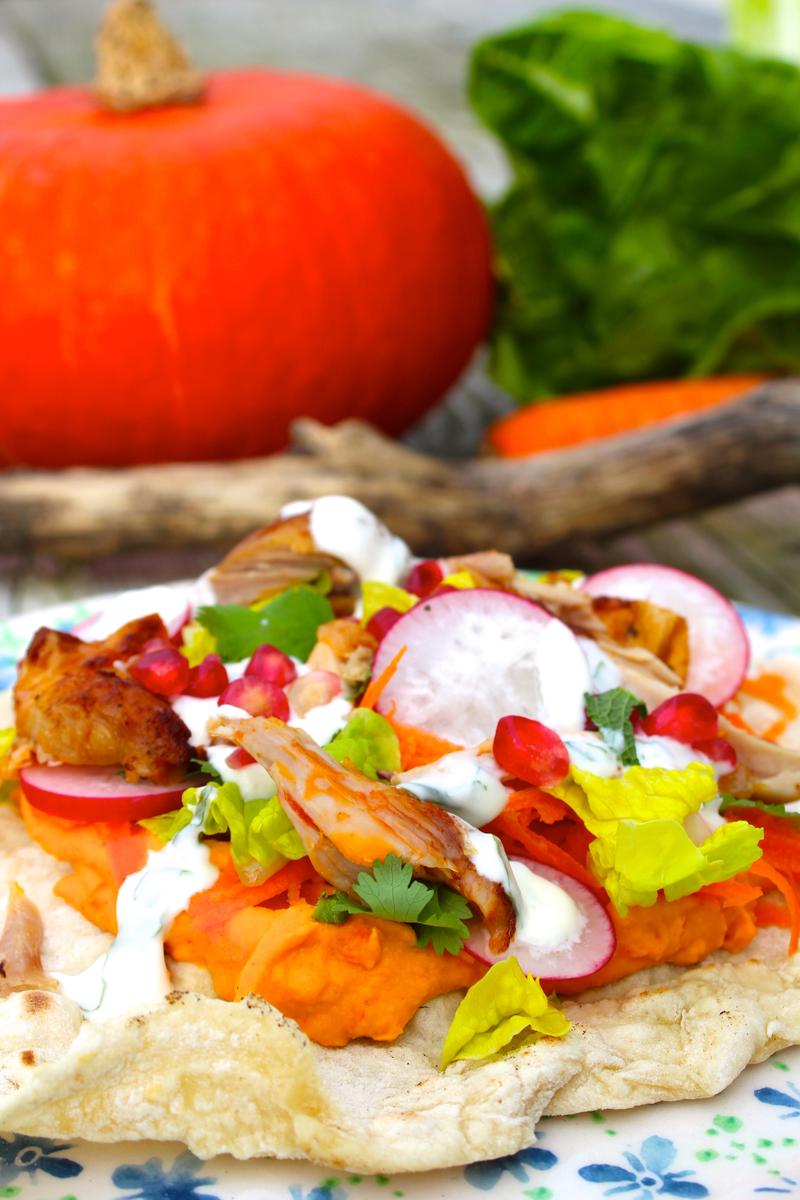 Rezeptbild: Lavash‑Brot mit Entenconfit, Kürbiscreme und Salat