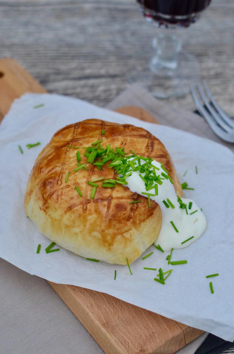 Rezeptbild: Camembert im Blätterteigmantel mit Joghurt-Schnittlauch-Dip