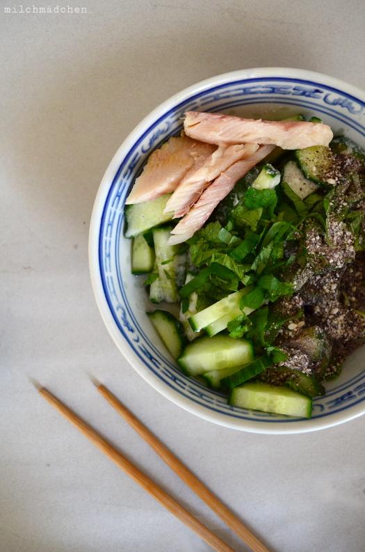 Rezeptbild: Kokos-Gurkensalat mit Räucherforelle und Pfeffer-Reis-Topping