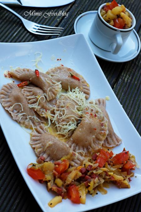 Rezeptbild: Gorgonzola-Ravioli mit Kiwi-Pfirsich-Chutney