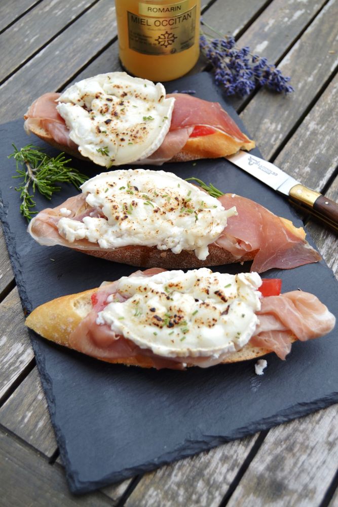 Rezeptbild: Bruschetta mit Bayonne Schinken und Ziegenkäse 