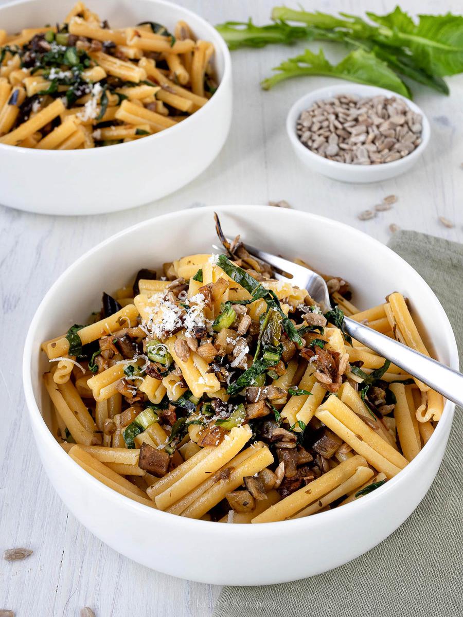 Rezeptbild: Pasta mit Catalogna, Auberginen und Steinpilzen