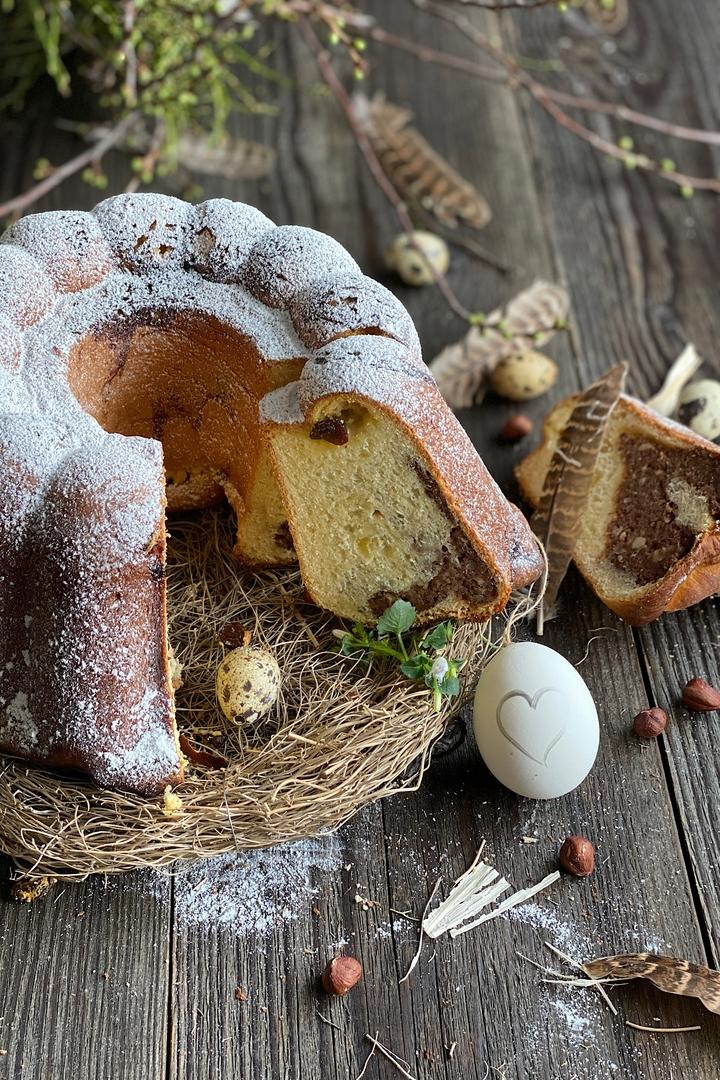 Rezeptbild: Patzerlgugelhupf mit Quark- und Nussfüllung
