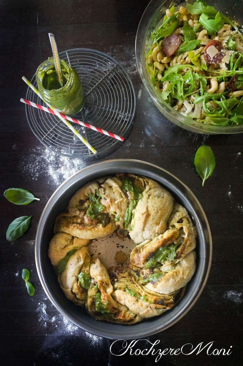 Rezeptbild: Rucola Pasta Salat + Pestobrotkranz