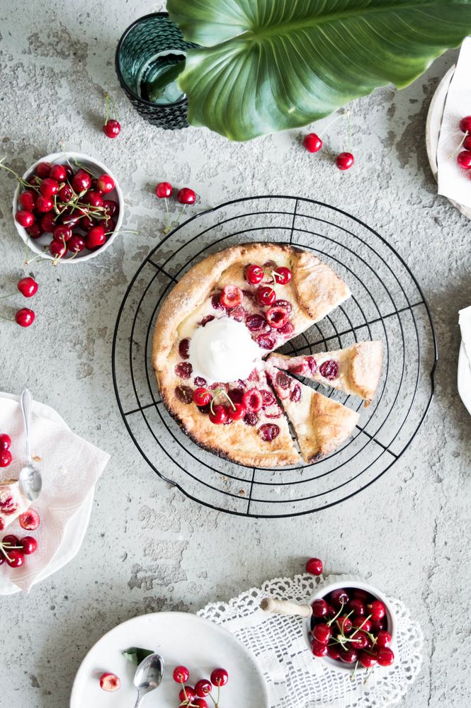 Rezeptbild: Rustikaler Käsekuchen mit Kirschen