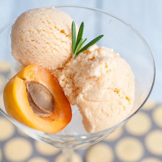 Rezeptbild: Aprikose-Rosmarin-Eis