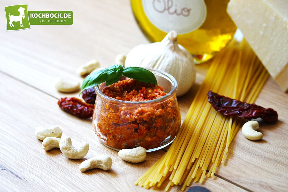 Rezeptbild: Rotes Pesto mit getrockneten Tomaten