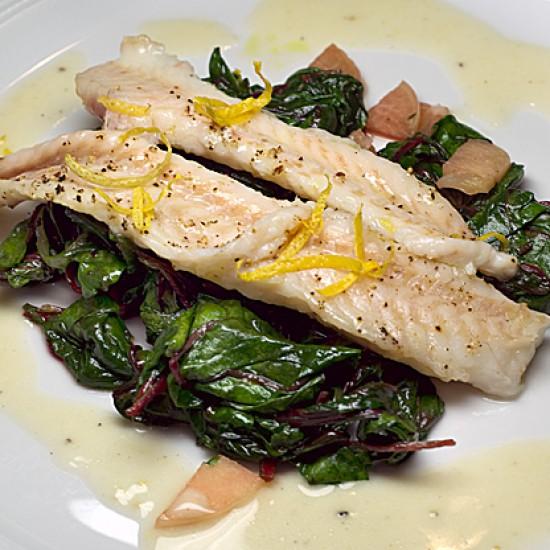 Rezeptbild: Seezungenfilets auf rotem Babymangold