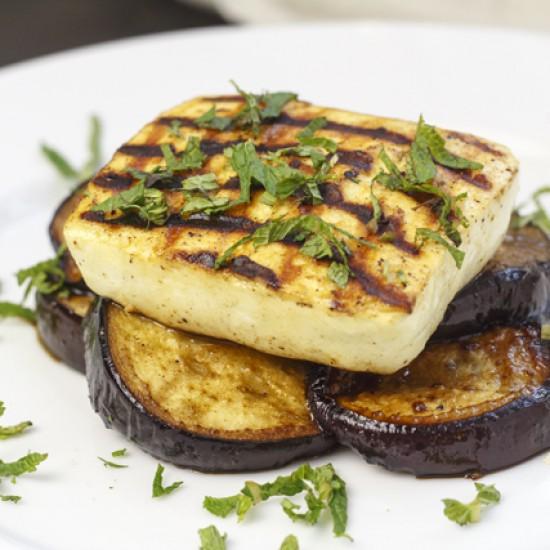 Rezeptbild: Gegrillte Auberginen mit Halloumi und Minze